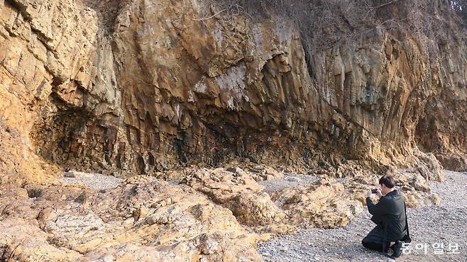 적벽에 파도와 해류가 만들어 낸 움푹 팬 굴 자리.