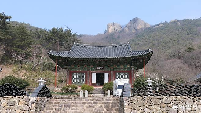 내변산 개암사 대웅보전. 그 뒤로 거대한 바윗덩어리가 울금바위(우금암)다.