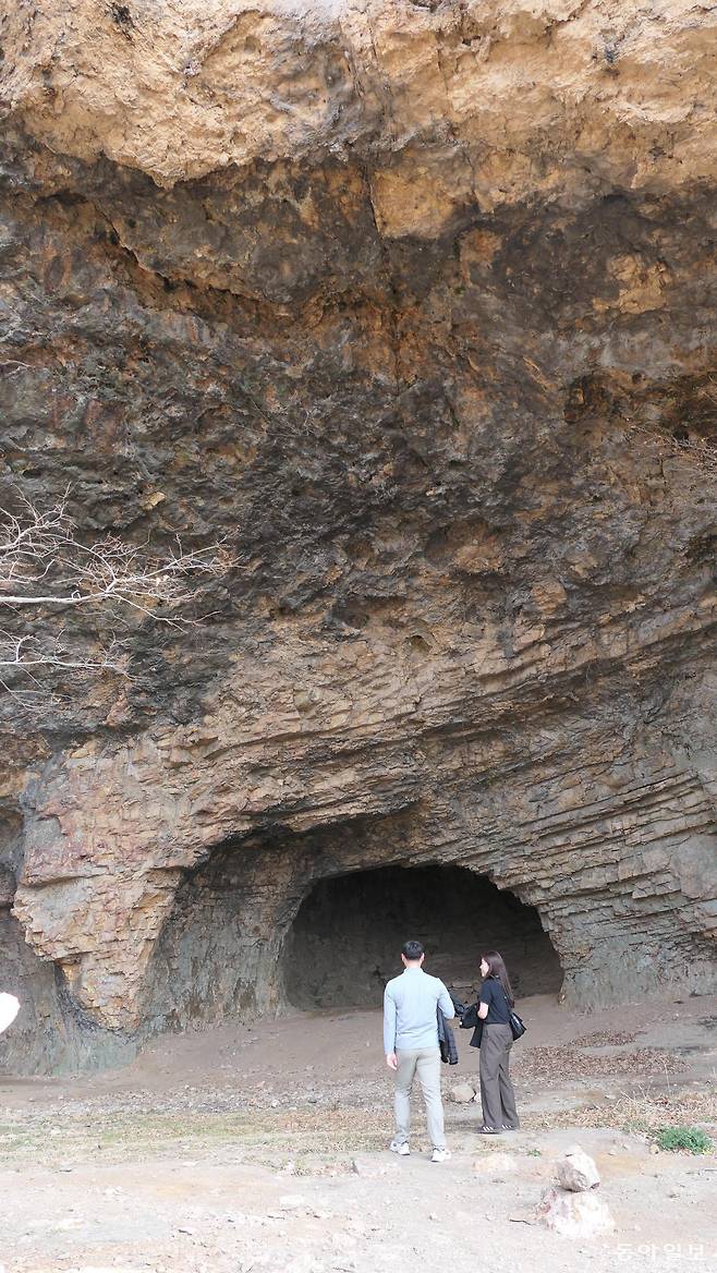 개암사 뒤 우금산 울금바위 아래 원효굴. 절벽과 동굴이 채석강과 적벽강에서 본 광경을 다시 떠올리게 한다.