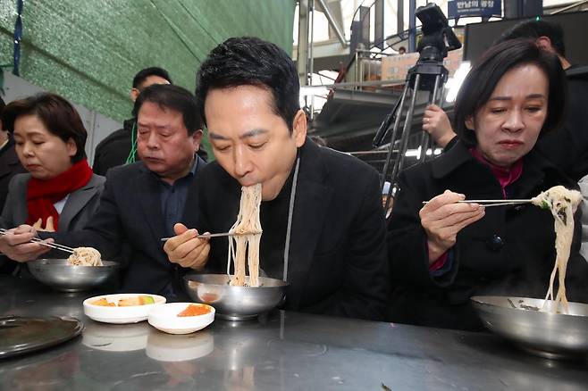 장동혁 국민의힘 대표가 2월 11일 대구  중구 서문시장을 찾아 다소 한산한 분위기에서 잔치국수를 먹고 있다. 대구가 언제까지나 국민의힘에 사로 잡혀 있으면 그들은 대구를 영원한 호구로 여길 수 있다. 대구=뉴스1