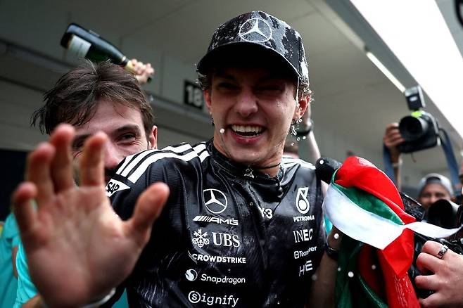 안드레아 키미 안토넬리(메르세데스)가 지난 3월 29일 일본 그랑프리에서 우승한 뒤 기뻐하고 있다. 연합뉴스