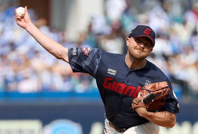 29일 대구 수성구 삼성라이온즈파크에서 열린 2026 신한 SOL KBO리그 롯데 자이언츠와 삼성 라이온즈 경기, 1회말 롯데 선발투수 비슬리가 공을 던지고 있다.뉴시스
