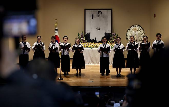 안중근 의사 순국 116주기 추모식에서 역사청소년합창단이 추모공연을 하고 있다.