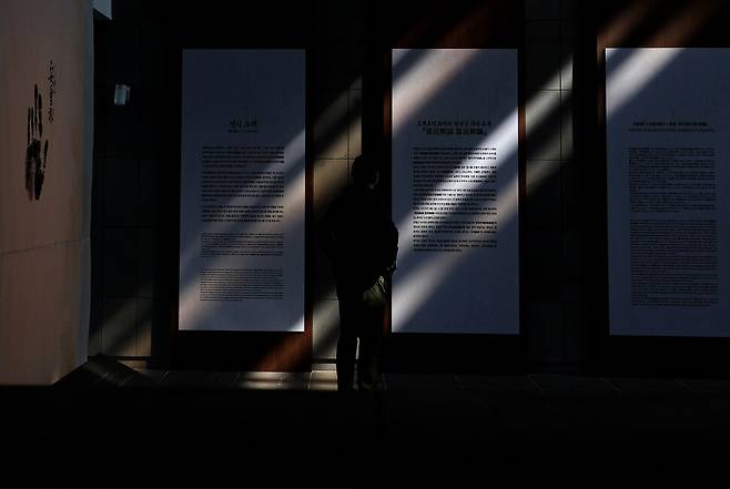 안중근 의사 유묵 특별전을 찾은 관람객이 전시 소개문을 읽고 있다.