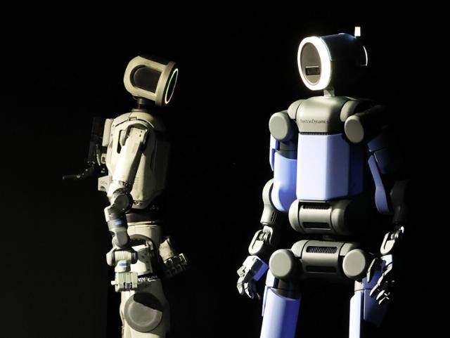 세계 최대 가전·정보기술(IT) 전시회 'CES 2026' 개막을 하루 앞둔 지난 1월 5일 미국 네바다주 라스베이거스 만달레이베이에서 열린 현대차그룹 프레스 콘퍼런스에서 휴머노이드 아틀라스 시제품(왼쪽)과 아틀라스 개발형 모델이 무대에 공개돼 있다. 뉴스1