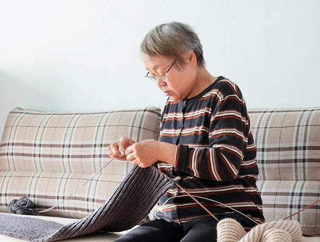 앉아 있는 시간이 길더라도 그 시간을 어떻게 보내느냐에 따라 치매 위험이 달라질 수 있다는 연구 결과가 나왔다./사진=게티이미지뱅크