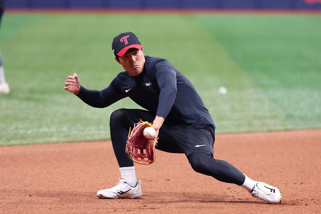 천성호가 3일 고척 키움전에 앞서 수비 연습을 하고 있다.