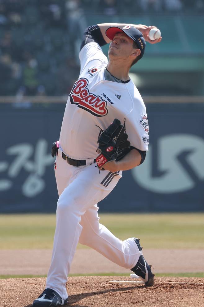 <yonhap photo-4062=""> 두산 복귀한 플렉센 (서울=연합뉴스) 서명곤 기자 = 프로야구 정규리그 개막을 엿새 앞둔 22일 서울 송파구 잠실구장에서 열린 두산 베어스와 KIA 타이거즈의 시범경기. 두산 선발 플렉센이 힘차게 공을 던지고 있다. 2026.3.22 seephoto@yna.co.kr/2026-03-22 14:39:36/ <저작권자 ⓒ 1980~2026 ㈜연합뉴스. 무단 전재 재배포 금지, AI 학습 및 활용 금지></yonhap>