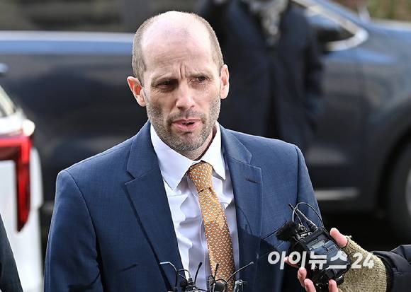 해롤드 로저스 쿠팡 한국법인 임시 대표가 6일 오후 마포구 서울경찰청 광역수사단 반부패수사대에서 국회에서의 증언·감정 등에 관한 법률 위반 혐의 등 관련 2차 조사를 받기 위해 출석하고 있다.