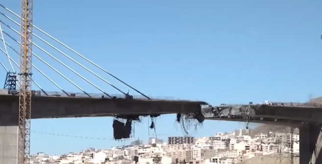 미군 공습으로 파괴된 이란 교량