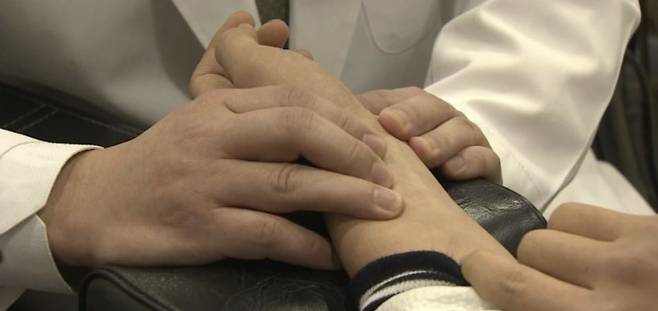 한의사가 진맥하는 모습. 연합뉴스