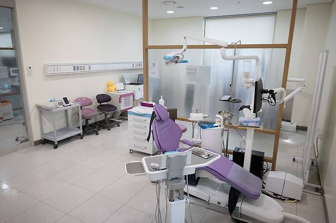 지난달 31일 안동병원에 문을 연 '경북 권역장애인구강진료센터' 진료실 모습. 사진 안동병원