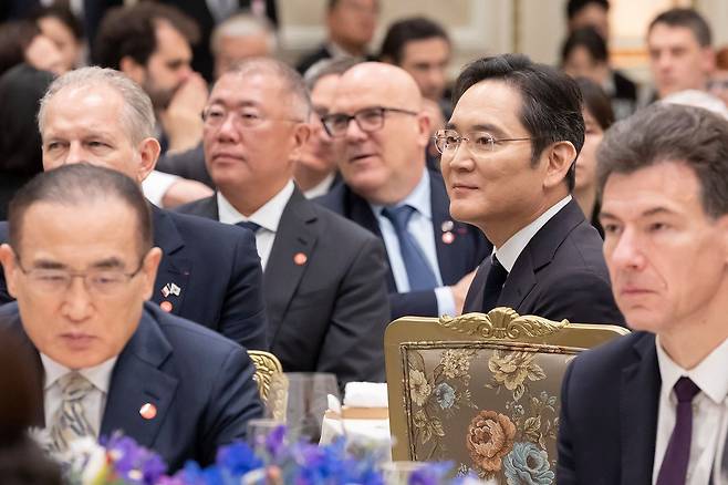 이재용 삼성전자 회장(오른쪽)과 정의선 현대차그룹 회장이 3일 청와대에서 열린 이재명 대통령 주최 에마뉘엘 마크롱 프랑스 대통령 국빈 방한 환영 오찬에 참석해 있다. 전민규 기자