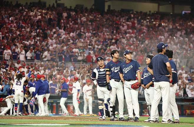 지난달 14일 WBC 8강전에서 도미니카공화국에 7회말 0-10으로 콜드게임 패배를 당한 한국 선수들이 아쉬워하고 있다. [연합뉴스]
