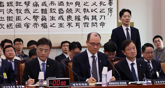 ‘쌍방울 대북 송금’ 사건을 수사했던 박상용 인천지방검찰청 부부장검사가 오늘(3일) 국회에서 열린 ‘윤석열정권 정치검찰조작기소 의혹사건 진상규명’ 국정조사특별위원회 전체회의에서 증인 선서를 거부한 뒤 그 이유를 소명하고자 발언하고 있다.