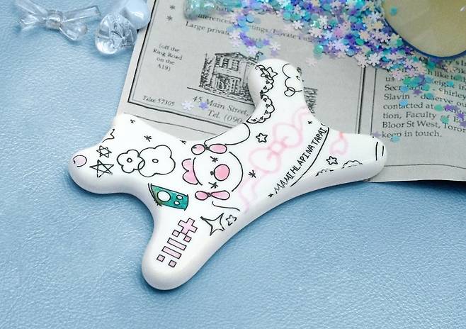 그룹 아일릿의 괄사 세라믹 오브제 버전 머치반 /사진=빌리프랩 제공