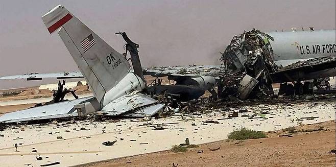 사우디아라비아 프린스 술탄 공군 기지에 배치돼 있던 E-3 센트리 공중조기경보통제기(AWACS)가 29일(현지시간) 이란의 미사일·무인기(드론) 공격을 받아 크게 파손돼 있다. ‘하늘의 눈’이라 불리는 E-3 AWACS는 공중 레이더로 수백 마일 떨어진 곳에서 적 무기체계를 탐지하는 미 공군의 중요한 전력이다. AFP연합뉴스