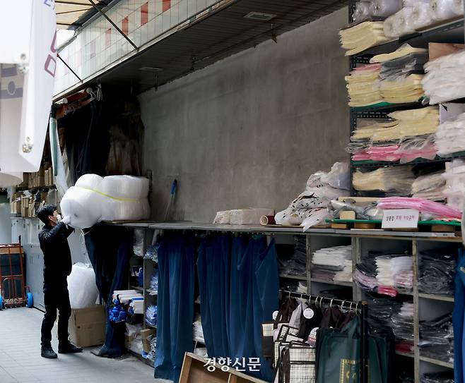 중동 전쟁 여파로 국내 비닐 및 플라스틱 공급에 차질이 빚어지고 있다. 31일 서울 남대문시장의 한 포장재 가게에 단열 및 포장재로 사용하는 일명 ‘뽁뽁이’ 재고가 소진돼 창고가 비어 있다. 가게 관계자는 “하루 200개씩 들어오던 물량이 이번 중동 사태 이후 끊긴 상태”라고 말했다. 문재원 기자