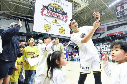 우승 확정하고 팬들과 기념촬영하는 유기상. / 사진=연합뉴스
