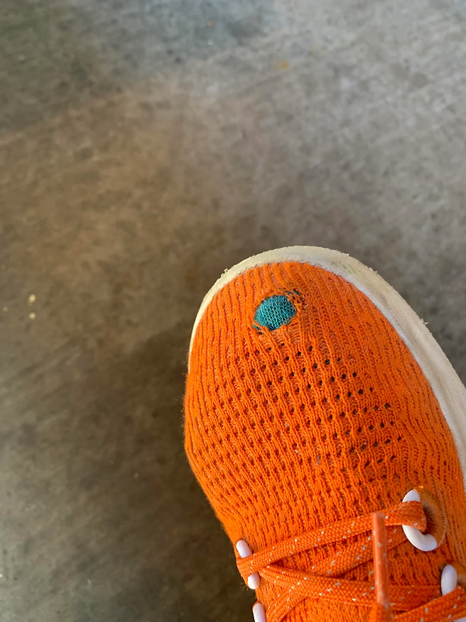 엄지발가락 부분에 구멍이 뚫리는 내구성 논란이 제기. 사진=레딧 ‘prudychick’