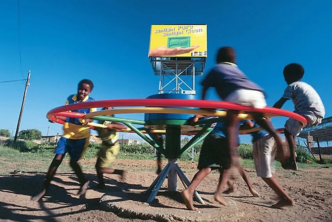 회전무대 플레이펌프에서 놀고 있는 어린이들. [촬영자 미상]