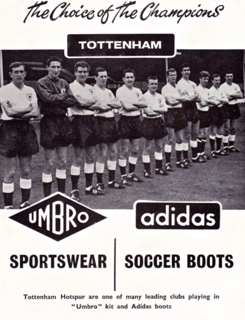 엄브로의 스포츠의류와 아디다스 축구화를 신은 토트넘의 광고문구