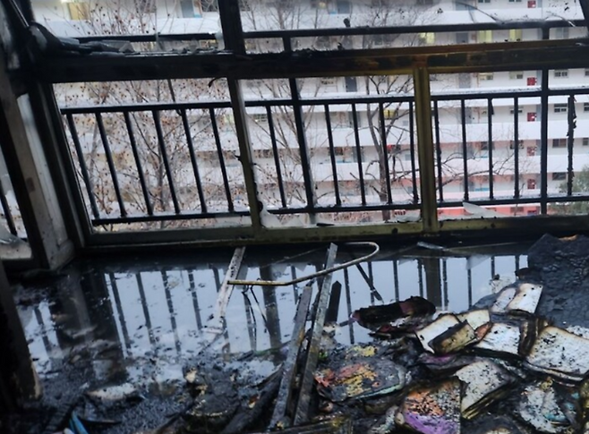 서울 아파트 단지의 절반가량은 스프링클러가 설치되지 않은 것으로 조사됐다. 사진은 지난 2월 24일 발생한 서울 은마아파트 화재 현장. (서울 강남소방서)