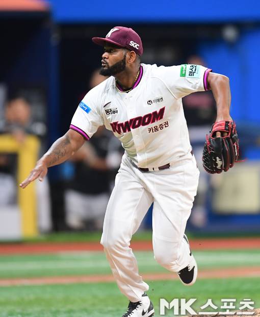 3일 오후 고척스카이돔에서 2026 프로야구 LG 트윈스와 키움 히어로즈의 경기가 벌어졌다. 6회 초에서 키움 선발 알칸타라가 이닝을 무실점으로 끝내고 있다. 키움은 LG를 홈으로 불러들여 홈 개막전 승리를 위해 전력을 다하고 있다. 리그 5위의 LG는 키움을 상대로 3연승에 도전하고 있다. 사진(고척 서울)=김재현 기자