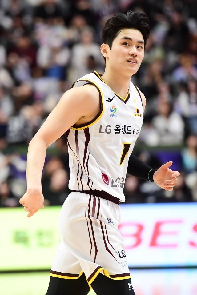 유기상은 “지난 시즌 우승 후 새 목표를 세웠다. 바로 통합 우승이다. 올 시즌 초반부터 큰 부상 없이 원팀으로 잘 극복하면서 정규리그 우승을 이뤘다. 내 목표가 이뤄지고 있는 것 같아 감회가 새롭다. 아직 시즌이 끝난 건 아니다. 그러나 이곳까지 온 건 모든 선수, 스태프가 한 마음으로 이겨냈기에 가능했다. 너무 기분 좋다”고 이야기했다. 사진=KBL 제공