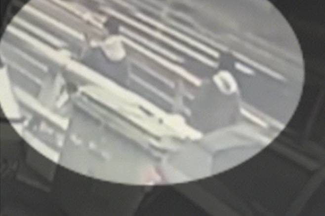 50대 장모를 폭행해 숨지게 한 뒤 시신을 캐리어에 담아 하천에 유기한 사위와 딸의 CC(폐쇄회로)TV 영상이 공개됐다. /사진=뉴시스