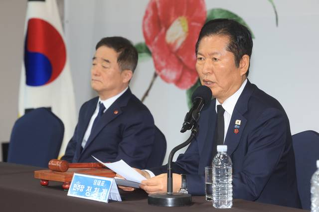 제78주년 제주4·3희생자추념일인 3일 오전 제주시 봉개동 한화리조트에서 열린 더불어민주당 현장 최고위원회의에서 정청래 대표가 모두 발언을 하고 있다. 연합뉴스