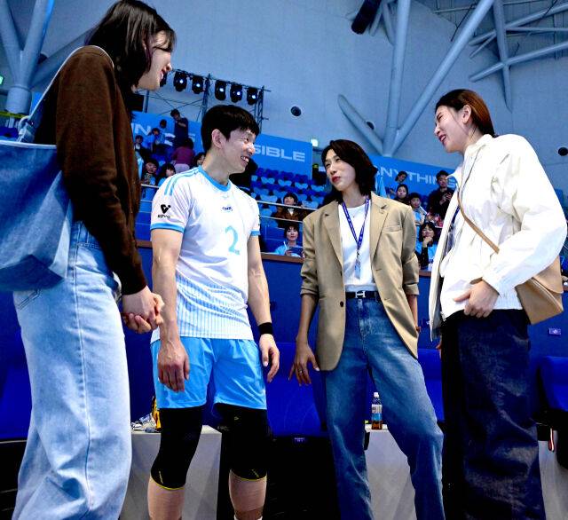 대한항공 한선수가 김연경, 김수지, 양효진과 이야기를 나누고 있다 / 한국배구연맹(KOVO)