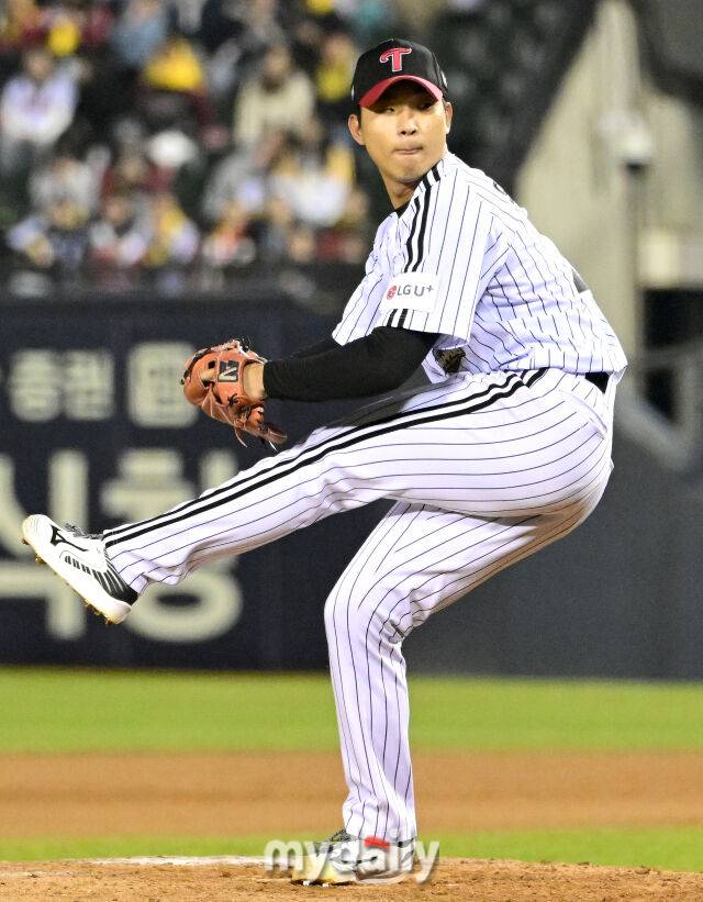 2026년 4월 1일 오후 서울 잠실구장에서 '2026 신한 SOL KBO리그' KIA 타이거즈와 LG 트윈스의 경기.LG 우강훈이 8회초 구원등판해 역투하고 있다./마이데일리