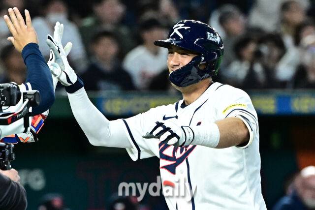 5일 일본 도쿄돔에서 열린 2026 월드 베이스볼 클래식(WBC) 조별리그 한국-체코 경기.위트컴이 5회말 1사 1루에 투런포를 친 후 기뻐하고 있다./마이데일리