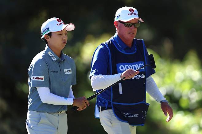 2라운드 도중 캐디와 함께 이동중인 김효주. [AFP]