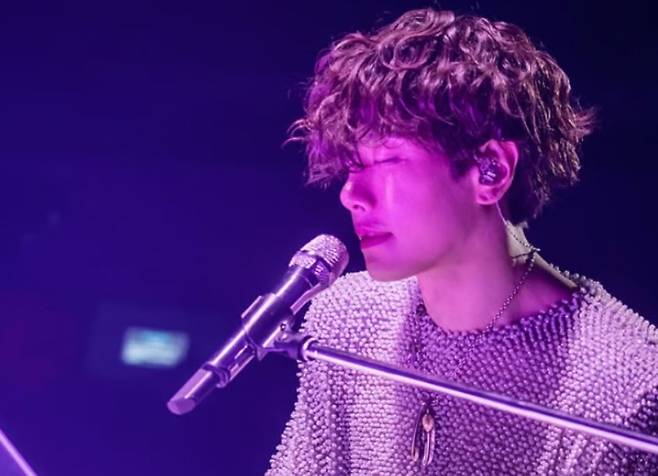 박효신의 보컬적 테크닉 완벽성은 이미 ‘기본 사양’으로 깔려 있고 그 위에서 발현되는 감각과 감성의 구현은 비평보다 앞서 감탄과 경외를 먼저 불러일으킨다. 비평가는 언제나 대상의 틈새를 비집고 들어가야 하는데, 구성을 해부하고, 그 안에서 의미를 길어 올려야 하는데, 견고한 대리석과도 같은 박효신의 보컬에는 그 틈새에 들어갈 칼날을 손톱만큼도 허락하지 않는다. 해석은 붙잡히지 않고, 분석은 무력해진다. 남는 말이 하나다. ‘너무 잘한다’. [글러브엔터테인먼트]