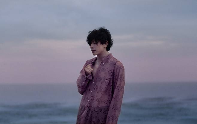 그렇기에 박효신의 보컬은 기술적으로 완벽함에도 차갑게 들리지 않는다. ‘완벽’은 흔히 흠이 없는 상태, 오차가 제거된 상태, 더 이상 덧붙일 것도 뺄 것도 없는 상태로 이해되지만, 인간은 그런 의미의 완벽 앞에서 오래 머물지 못한다. 매끈한 아름다움은 감탄을 부르지만 때론 감정을 남기지 못한다. 박효신의 목소리가 오래 남는 이유는 빈틈없는 무균질의 완벽이 아닌, 아직 정리되지 않은 슬픔과, 완전히 회복되지 않은 상처와, 그럼에도 끝내 무너지지 않으려는 의지가 함께 살아있기 때문이다. [MBC]