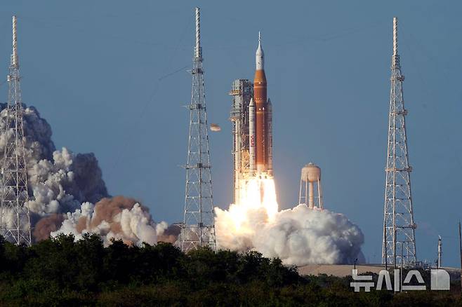 [플로리다=AP/뉴시스] 미 항공우주국(NASA)의 유인 달 궤도 탐사 임무인 아르테미스 2호가 1일(현지 시간) 미국 플로리다주 케네디 우주센터 39B 발사대에서 발사되고 있다. 2026.04.02.