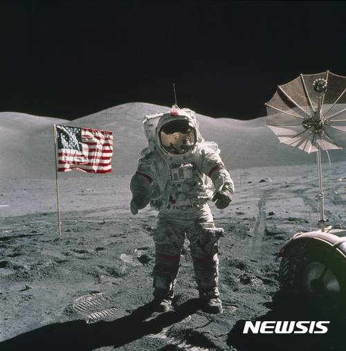 [나사·AP/뉴시스]아폴로 17호의 사령관 유진 서넌이 1972년 12월 달에 착륙해 서 있다. 2017.11.21