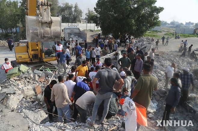 [테헤란=신화/뉴시스] 지난달 28일(현지 시간) 이란 남부 호르모즈간주 미나브 여자 초등학교 폭격 현장에서 구조대와 주민들이 부상자를 구조하고 있다. 현지 당국은 미국과 이스라엘의 초등학교 공습으로 인한 사망자 숫자가 최소 148명으로 늘었으며, 95명이 부상했다고 밝혔다. 2026.03.02.