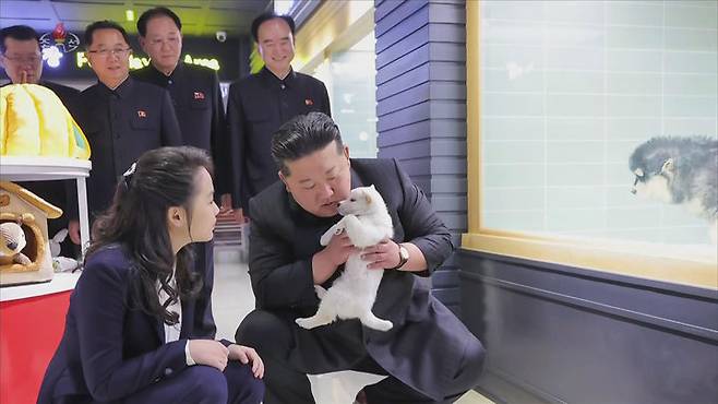 [서울=뉴시스] 북한 조선중앙TV는 김정은 국무위원장이 딸 김주애와 함께 평양 '화성지구 4단계' 구역의 상업·편의시설을 점검했다고 3일 보도했다. (사진=조선중앙TV 캡처) 2026.04.03. photo@newsis.com *재판매 및 DB 금지