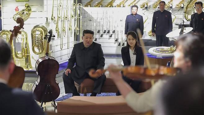 [서울=뉴시스] 북한 조선중앙TV는 김정은 국무위원장이 딸 김주애와 함께 평양 '화성지구 4단계' 구역의 상업·편의시설을 점검했다고 3일 보도했다. (사진=조선중앙TV 캡처) 2026.04.03. photo@newsis.com *재판매 및 DB 금지