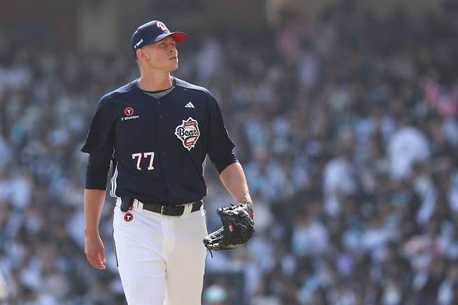 [서울=뉴시스] 프로야구 두산 베어스 크리스 플렉센이 28일 창원NC파크에서 열린 2026 신한 쏠 KBO리그 NC 다이노스와의 시즌 개막전에 선발 등판해 이닝을 마친 뒤 마운드를 내려가고 있다. (사진=두산 베어스 제공) 2026.3.28. *재판매 및 DB 금지