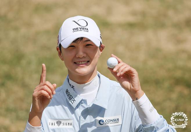 [여주=뉴시스]KLPGA 투어 박성현 3라운드서 홀인원. (사진=KLPGA 제공)