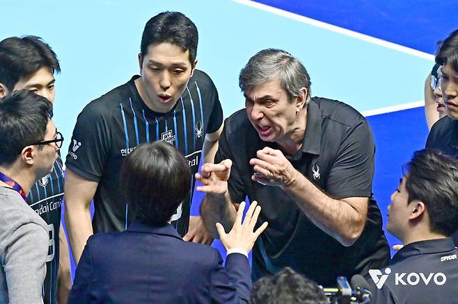 [서울=뉴시스]비디오판독에 항의하는 남자배구 현대캐피탈 블랑 감독. (사진=KOVO 제공)