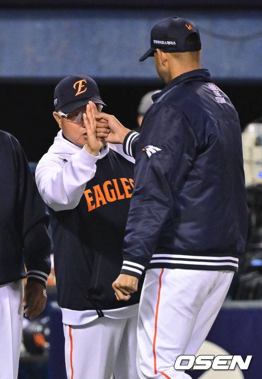 [OSEN=잠실, 박준형 기자] 한화가 타선의 힘을 앞세워 우여곡절 끝 3연패를 끊었다.&nbsp;프로야구 한화 이글스는 3일 서울 잠실구장에서 열린 2026 신한 SOL KBO리그 두산 베어스와의 시즌 첫 맞대결에서 11-6으로 승리했다.&nbsp;경기종료후 한화 김경문 감독이 승리투수가 된 에르난데스와 하이파이브를 하고 있다.  2026.04.02 / soul1014@osen.co.kr