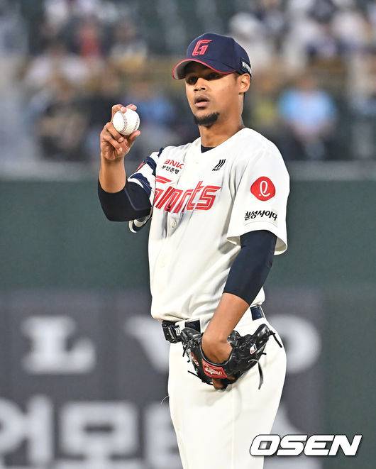 [OSEN=부산, 이석우 기자] 3일 부산 사직야구장에서 2026 신한 SOL KBO 리그 롯데 자이언츠와 SSG 랜더스의 경기가 열렸다. 홈팀 롯데는 로드리게스가, 방문팀 SSG는 화이트가 선발 출전했다.롯데 자이언츠 선발 투수 로드리게스가 사인을 보내고 있다. 2026.04.03 / foto0307@osen.co.kr