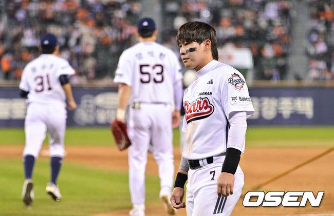 [OSEN=잠실, 박준형 기자] 3일 오후 서울 잠실구장에서 ‘2026 신한은행 SOL Bank KBO리그’ 두산 베어스와 한화 이글스의 경기가 진행됐다.이날 두산은 플렉센을, 한화는 에르난데스를 선발투수로 내세웠다.  8회말 1사 1루 두산 박찬호가 병살아웃된뒤 아쉬워하고 있다.       2026.04.02 / soul1014@osen.co.kr