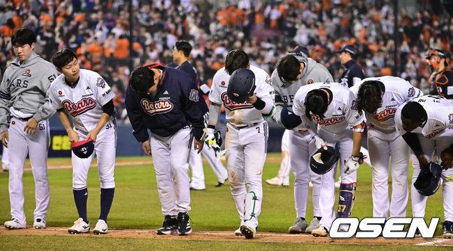 [OSEN=잠실, 박준형 기자] 한화가 타선의 힘을 앞세워 우여곡절 끝 3연패를 끊었다.&nbsp;프로야구 한화 이글스는 3일 서울 잠실구장에서 열린 2026 신한 SOL KBO리그 두산 베어스와의 시즌 첫 맞대결에서 11-6으로 승리했다.&nbsp;경기종료후 두산 선수들이 팬들에게 인사를 하고 있다.  2026.04.02 / soul1014@osen.co.kr