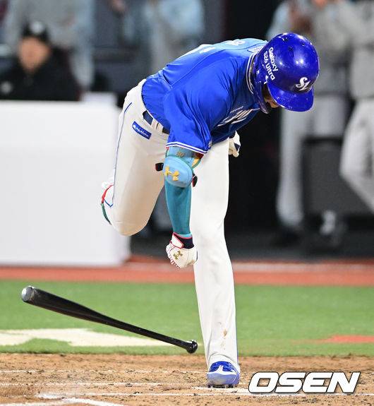 [OSEN=수원, 조은정 기자] 3일 경기도 수원 KT위즈파크에서 2026 신한 SOL KBO리그 KT 위즈와 삼성 라이온즈의 경기가 열렸다.이날 KT는 사우어, 삼성은 후라도를 선발로 내세웠다.6회초 2사 3루에서 삼성 김영웅이 헛스윙 삼진으로 물러나며 배트를 내던지고 있다. 2026.04.03 /cej@osen.co.kr